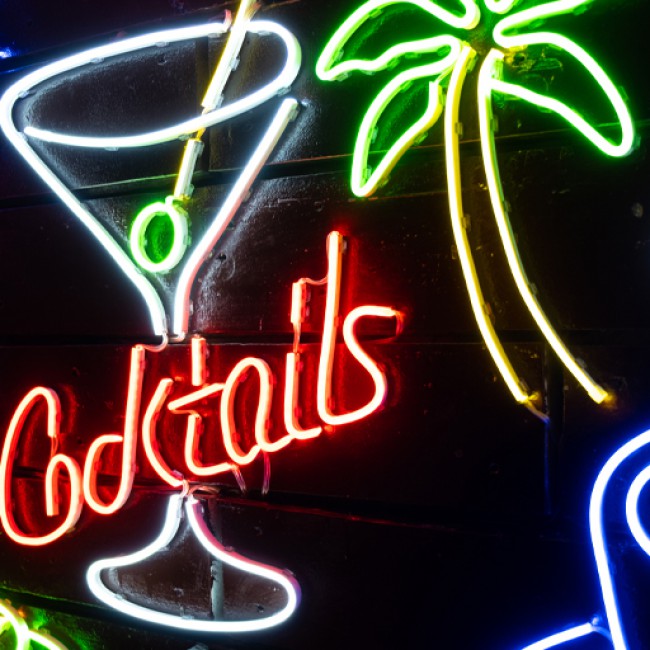 Los rótulos luminosos personalizados con neones son una excelente opción para decorar eventos y negocios.